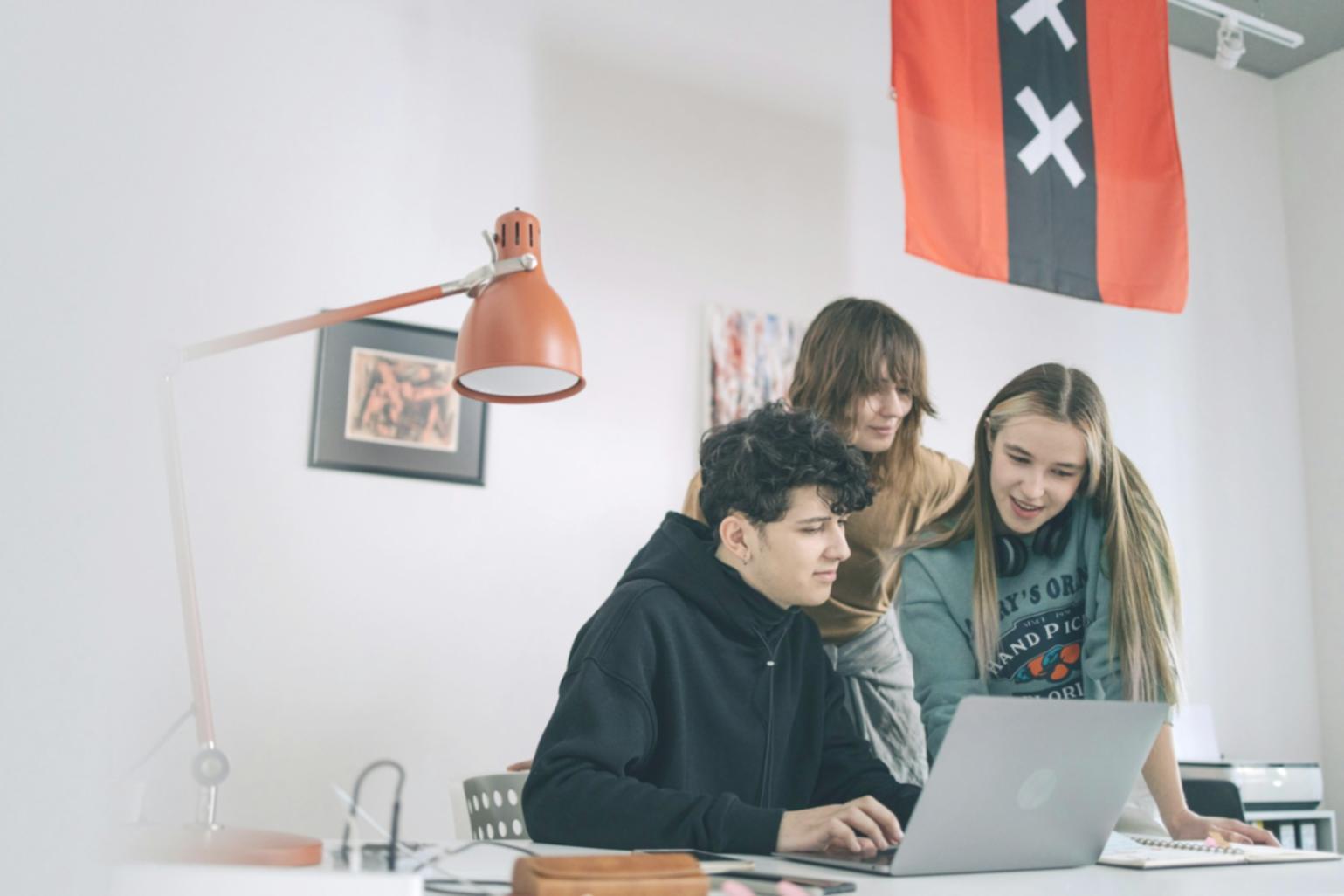 Ekip toplantısında iş planlaması yapan profesyoneller